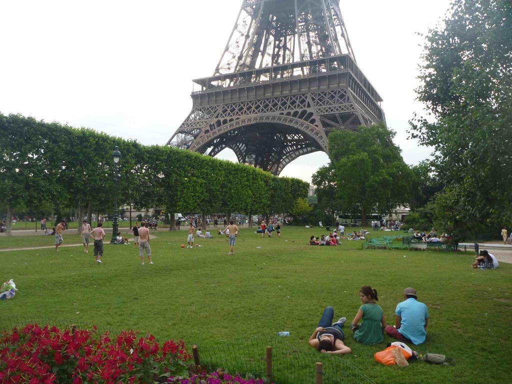 Eiffel Tower Champs De Mars Apartment Paris Bagian luar foto